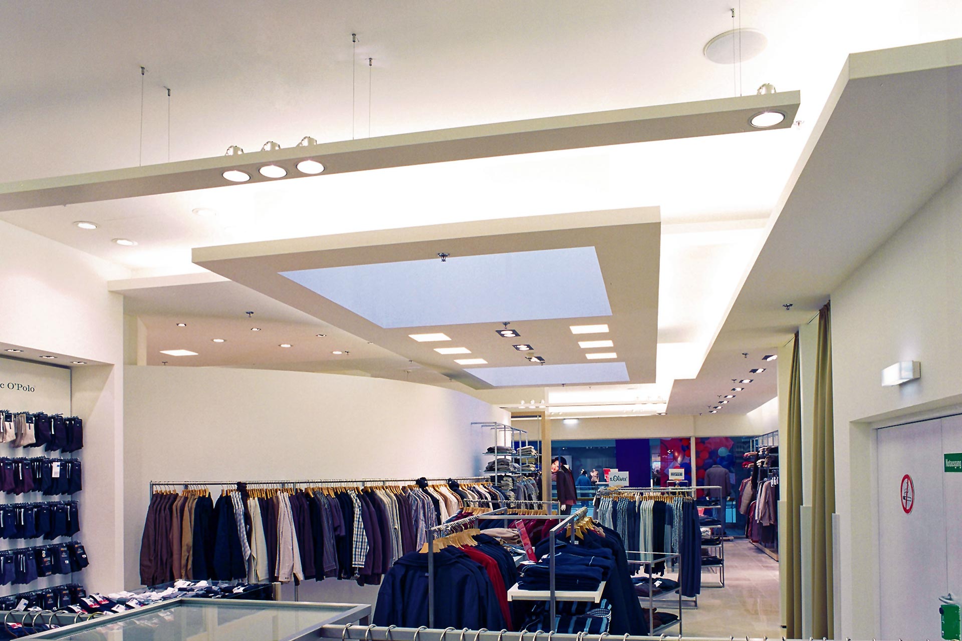 2003 - KLEIDER BAUER - Shopping Center Nord (SCN), A-1210 Wien